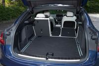 後席の背もたれを前方に倒すと、積載容量を最大1430リッターに拡大できる。荷室には、背もたれをワンタッチで倒せるリリースレバーが備わっている。