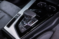 「A4 45 TFSIクワトロSライン」のシフトレバーまわり。従来型に備わっていたMMIコントロールダイヤルや操作スイッチは、タッチ式モニターの採用に合わせて廃止された。