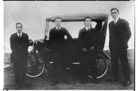 ウィリアム・R・ゴルハム（写真右）と、彼の手がけた三輪車。材料や部品、組み立てに要する機械などは、いずれもアメリカから輸入したものだった。
