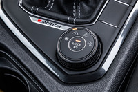 「オンロード」「オフロード」「スノー」「オフロードカスタム」といった4WDやトラクション制御を変えることができる「4MOTIONアクティブコントロール」を装備。スイッチはシフトパネル右下に配置される。