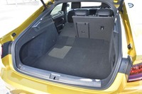 ラゲッジルームの容量は563リッター。リアのシートバックをすべて倒せば、1557リッターまで拡大できる。