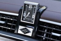 ダッシュボードの中央に装着されたB.R.M製のアナログクロック。普段は背面を前にして格納されており、その下にあるスタート／ストップスイッチを押すとフェイスが姿を現す仕掛け。