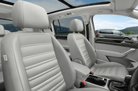 
	内装色は、ストームグレー（写真）とブラックレザーをラインナップ。ボディーカラーがインジウムグレーメタリックの場合はストームグレーの内装色を、オリックスホワイトマザーオブパールエフェクトの場合はブラックレザーとなる。
	