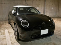 愛車の「MINIクーパーSE」。イチオシのポイントは、ヘッドライトの光り方まで変えられちゃうこと。（神戸）