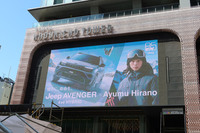 発表会が開催されたのは、東京・新宿の歌舞伎町シネシティ広場。隣接するビルの大画面にも「アベンジャー4xeハイブリッド」と平野歩夢さんの姿が映された。