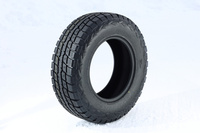 ゴツゴツとしたデザインの「オブザーブW/T-R」は、SUVおよびクロスカントリーモデル向けのスタッドレスタイヤ。荒れた氷雪路や雪深い路面での走破性を重視している。