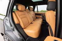 フカフカのヘッドレストを備えたリアシート。格納と展開はすべて電動で操作可能。