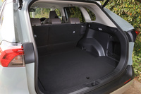 ラゲッジスペースには床面の高さを2段階で調整できるデッキボードを標準装備。荷室容量は5人乗車時・デッキボード下段時で580リッターとなっている。