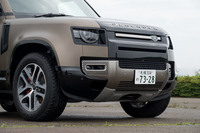 「X」は2021年モデルから追加された最上級グレード。外装では光沢感のあるブラックの装飾が特徴だ。