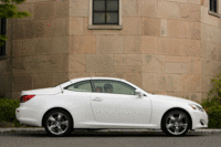 ルーフは3分割式のメタルトップ。開閉動作は20秒で完了する。（写真をクリックすると、ルーフが開く様子が見られます）