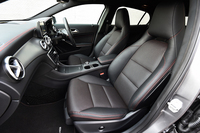 ヘッドレスト一体型のシートは、標準ではレザーとアルカンターラのコンビタイプ。オプションを装着したテスト車では、本革仕様となっている。
    