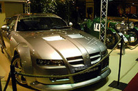 
	ジュネーブでデビューを飾った「MG Xパワー SV」のバージョンアップ版「XパワーSV-R」。その隣には、33台のみ製造された1934年の「K3」が。
	 