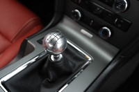 カタログモデルは6段ATのみ。「マスタング」で存分に走りたいドライバーにとって、6段MTは魅力的に映るだろう。