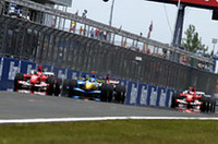 
	スタートの模様。先頭を走るミハエル・シューマッハー（左）の後ろでは、佐藤、ヤルノ・トゥルーリ、そしてキミ・ライコネンによる激しい2位争いが繰り広げられた。フェラーリの次に1コーナーを抜けたのは、佐藤のBARホンダだった。（写真＝フェラーリ）
	 