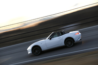 軽さを追求するために、新型ではマツダお得意のグラム単位の軽量化「グラム作戦」が遂行された。強度上影響がない部分には重量軽減穴が開けられ、溶接に影響がない末端部はカットされているという。