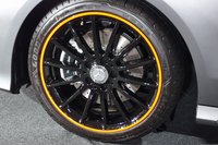 専用デザインの「18インチAMGマルチスポークアルミホイール」