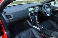 チャコールで統一された「V40 T5 R-DESIGN」のインテリア。シルクメタルのドレスアップアイテムが各所に配される。
    