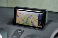 カーナビゲーションシステムについては、バイキセノンヘッドライトとのセットオプションで、36万円で用意されている。
    