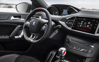 「308GTi 270 by PEUGEOT SPORT」のコックピット。黒を基調に、赤のアクセントカラーが添えられる。