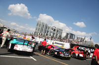 国内最高峰のSUPER GTのGT500を戦う、左から「PETRONAS TOM'S SC430」、「ザナヴィ・ニスモGT-R」そして「ARTA HSV-010」。「SUPER GTスペシャルラン」では、これら3台が同時にデモランを行った。