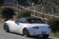 シャシーとオープンボディーは、FR車ならではの「クルマを操る楽しさ」を追求したという。
    