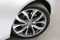 テスト車にはオプションの265/35R20タイヤが装着されていた。標準サイズは245/45R18。