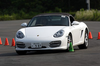 右に回避して、左に戻ろうとしているところ。間違いなくパイロンを蹴飛ばすでしょう。