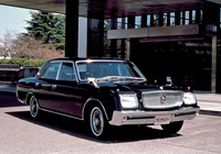 1967年に誕生した初代「トヨタ・センチュリー」。プレジデントより若干短いが幅広いボディーに、総アルミ製のV8 OHV 3リッターエンジンを搭載。パワーステアリング、パワーウィンドウ、パワーシートやクーラーをはじめ、オートドライブや空気清浄機なども標準で備えた、最高級グレードの「Dタイプ」の価格は268万円だった。