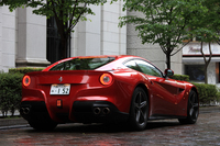 T字型の特徴的なデザインが目を引くリアエンド。下部中央には、F1マシンを思わせる形状のリアフォグランプが備わる。