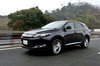 「CX-5」の比較相手に選んだのは「トヨタ・ハリアー」。環境性能に優れ、走りもいいSUVというテーマで、ハイブリッド4WDモデルの最上級グレード「プレミアム“アドバンストパッケージ”」を選択した。
    