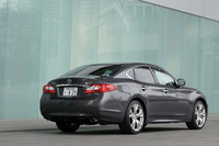 複雑な陰影を映し出す新型フーガのボディ。多数の凹凸を与え、勢いや艶感を表現したという。