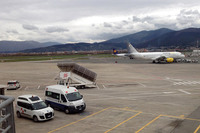 フィレンツェ空港で。ハンディキャップをもった人を運ぶ「フィアット・ドブロ」（写真左）が、同じくフィアットの「スクード」と並ぶ。