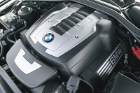 367ps/6300rpmと50.0mkg/3400rpmを生み出す4.8リッターV8エンジン。嬬恋高原を往復した約600kmの平均燃費は7.7km/リッター。