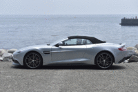 オープン化に要する時間は約14秒。48km/h以下なら走行中に開閉することもできる。（クリックするとソフトトップが開く様子が見られます）