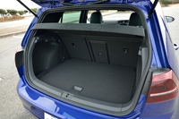 「ゴルフR」のトランクルーム。リアシートは60：40の分割可倒式。