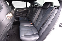 ゆとりと快適性がうたわれる後席。中央席の背もたれは、カップホルダーや空調のスイッチを備えたアームレストを兼ねる。