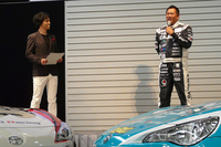 記者発表会で登壇する山﨑氏（右）と、プロデューサー兼コーチのレーサー鹿島氏（左）。
    