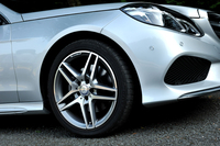 「E250アバンギャルド」の標準タイヤサイズは、前：245/40R18、後ろ：265/35R18。
    