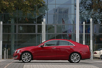 日本向けに用意されるのは、「ATSラグジュアリー」（439万円）と「ATSプレミアム」の（499万円）の2種類。ハンドル位置は左となる。