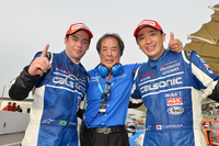 勝利を喜ぶ、TEAM IMPULの面々。写真左から、J.P・デ・オリベイラ、星野一義チーム監督、そして松田次生。