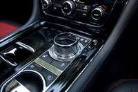中央に見えるのは、「JaguarDriveセレクター」と呼ばれるダイヤル式のギアセレクター。エンジンスタートボタンを押すと、写真の定位置までせり上がる。
    