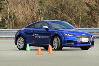 ようやく、多少はレコードラインにそって走れるようになった2本目の様子。前輪に荷重をかけようとしてブレーキを踏むあまり、タイヤのグリップを制動で使い切ってしまい、アンダーステアにおちいるということがしばしばあった。必要以上にブレーキを踏みすぎるという課題を認識できた。