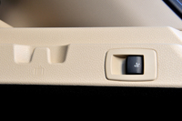 後席バックレストは荷室の左右側面に備わるスイッチで倒すことができる。