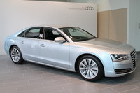 「アウディA8ハイブリッド」
ハイブリッドモデル専用の10アームタービンデザインホイールが備わる。タイヤサイズは255/45R19。