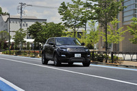 春先に開通したばかりの道を走るデモカーの「ランドローバー・レンジローバー イヴォーク」。