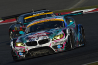 2戦連続でGT300クラスを制した、谷口信輝／片岡龍也組のNo.4 グッドスマイル 初音ミク Z4。
    