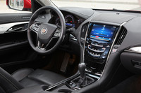 インパネのクオリティーは上々。インフォテインメントシステム「キャデラックCUE」は中央のディスプレイとステアリングホイールで操作可能。