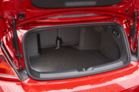 トランクルームの広さは、従来モデルから24リッター増しの225リッター。（写真をクリックすると、リアシートの倒れる様子が見られます）