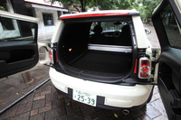 後席が取り払われ、ネットによって仕切られた荷室を持つ「MINIクラブバン」