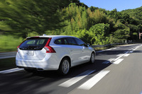 高速道路をクルージングする、ボルボのワゴン「V60 D4 SE」。
    